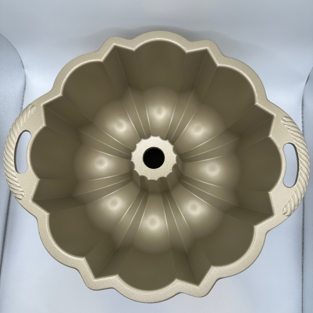 Nordic Ware Anniversary Bundt Pan - Picture 6 of 7